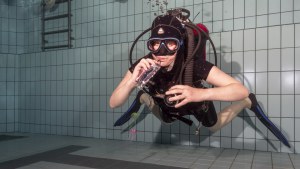2024-mrt_Zwembadtraining, lijnen-leggen en drinken onderwater